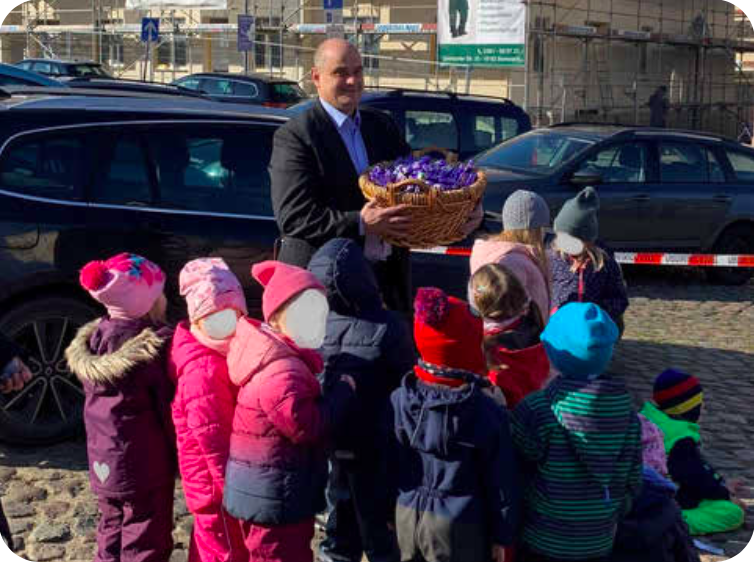 Die Kinder aus der „Kita Knirpsenland“ auf dem Weg zum Bürgermeister Herrn Anders